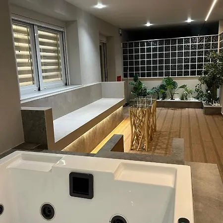 Maison De Luxx , Luxury With Jacuzzi A6